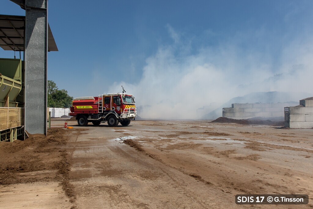 SDIS17's tweet photo. [RETOUR SUR INTERVENTION] 🔥
Mercredi 18 juin, les #sapeurspompiers du @SDIS17 sont intervenus sur le feu d’une entreprise d’engrais et de terreau à Forges.
➡️plus de 50 🧑‍🚒, 25 🚒 et  2 citernes souples 💧
➡️Valeur du sauvé : pas de chômage et 120 000 € de matière
#DECI https://t.co/qGDtELaQTJ