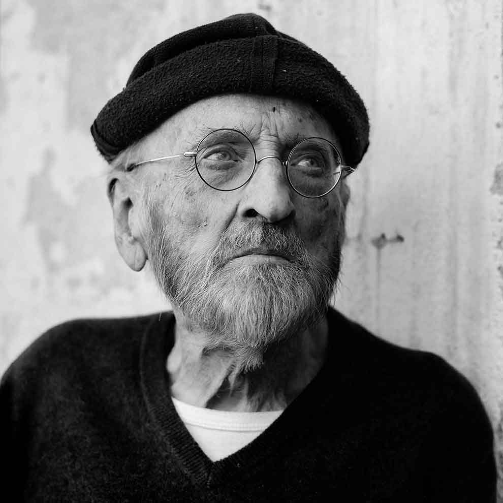 Hoy cumple 86 años el escritor y poeta español Álvaro Pombo.

"En el amor, las formas de la cobardía son infinitas".