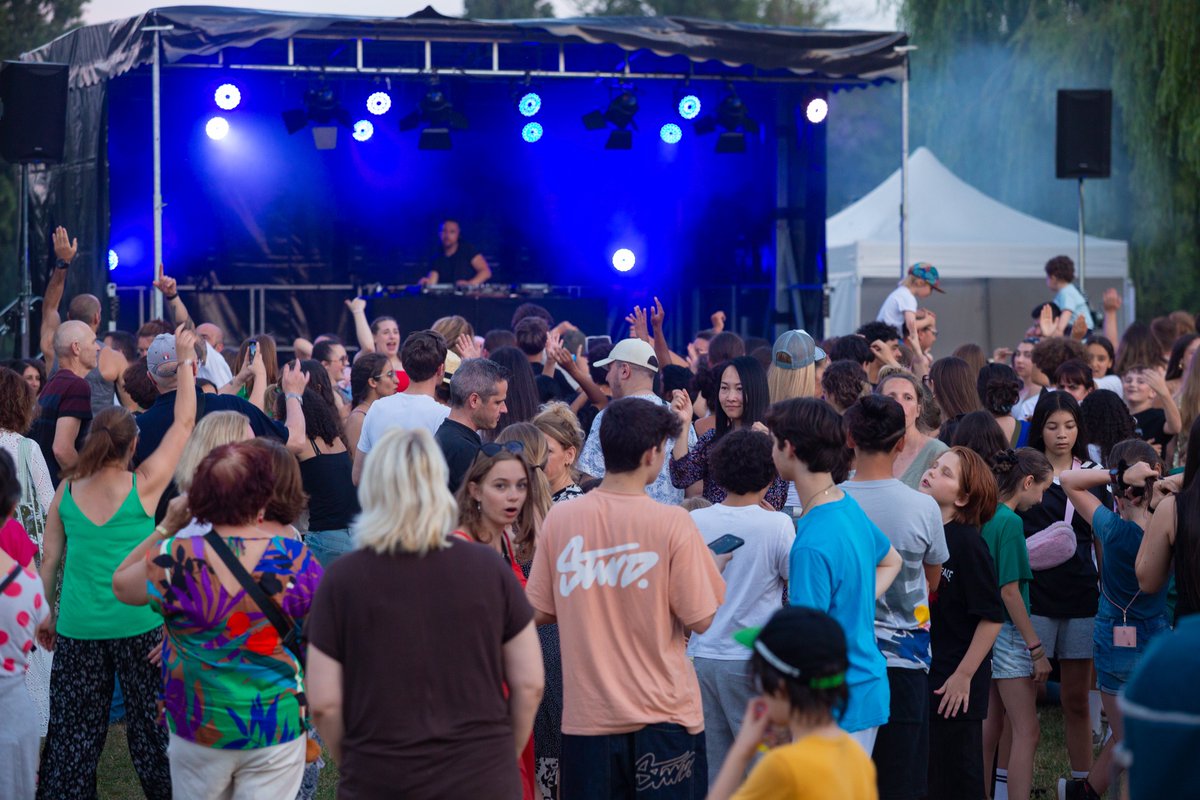 De magnifiques moments partagés dans le parc de la mairie de Carrières-sur-Seine à l'occasion de la Fête de la musique et du pique-nique &amp; feu d'artifice 📸

👉 facebook.com/share/p/16cwJb…

#cadredevie #FetedelaMusique #feudartifice