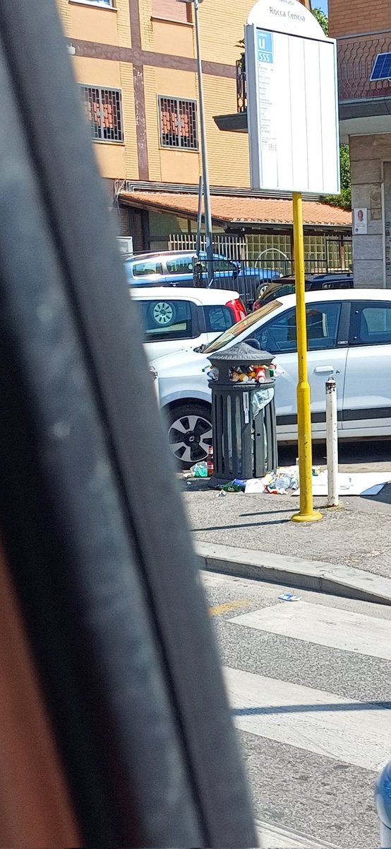 Io nun ce stò!!🤬🤬🤬
E potrei aggiungerne almeno un'altra ventina di foto in queste situazioni!!!
Ma purtroppo anche questa è consuetudine a Roma!!🤬🤬🤬