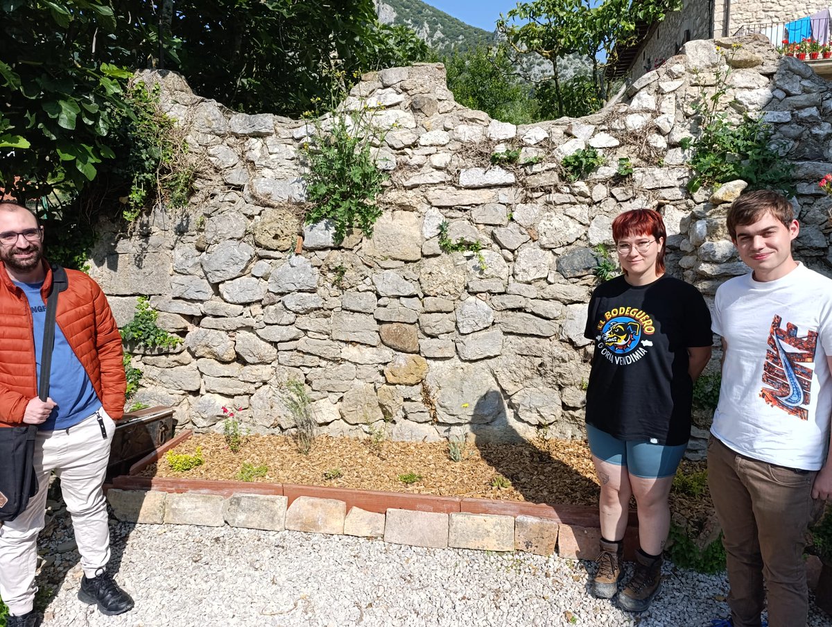 Inmersos en nuevo programa de #prácticas con la #Escuela #agroforestal de #Pamplona: #jardín de plantas medicinales en homenaje a las #mujeres (llamadas #brujas) que las conocían  y sabían  aprovechar todos los recursos. Pronto lo podremos disfrutar
<a href="/museoetnoarteta/">Museo Etnográfico del Reino de Pamplona (Arteta)</a> 
#etnografía