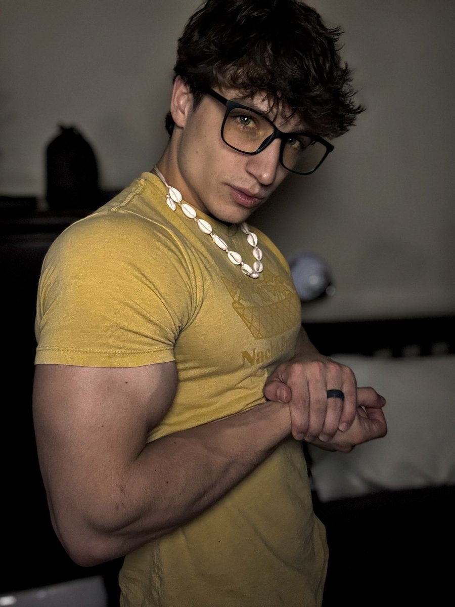 realbenverbeck's tweet photo. jacked nerd 📚 
#fyp #gym #gymrat #fitness https://t.co/BNiQMXDxnw