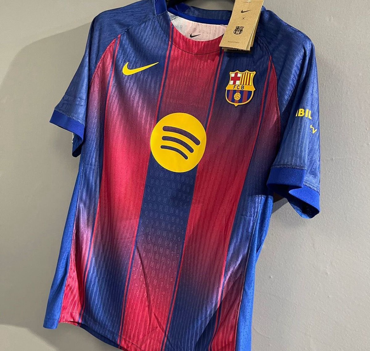 Somhiserem_fcb's tweet photo. 🤔 ¿Que os parece la nueva equipación ? https://t.co/VMgFfrZGwT