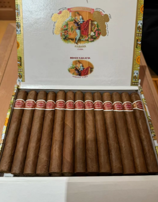 LiyaMaria1986's tweet photo. Romeo y Julieta Belvederes 🇨🇺
Hand-rolled with premium Cuban leaf, 125mm × 39 ring. Medium strength, deep brown wrapper, classic band. Smooth cedar &amp; spice up front, nutty midsection, rich woody finish. A timeless 10-stick box.
#FL #TX #CA #USA #Cigars #CubanCigars 🍂🔥💨 https://t.co/iyDsfF4lVK