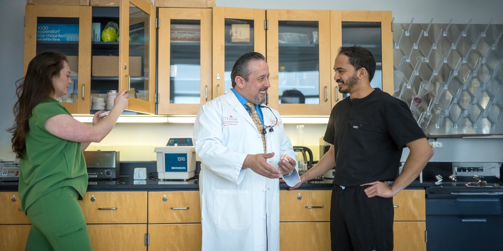 UTHealthHouston's tweet image. At @UTSDHouston, form meets function in esthetic dentistry. Joe C. Ontiveros, DDS, MS, leads research in biomaterials — from 3D-printed dentures to bone regeneration — while mentoring the next generation through a philosophy he calls “the Powers Way.” go.uth.edu/better-smiles