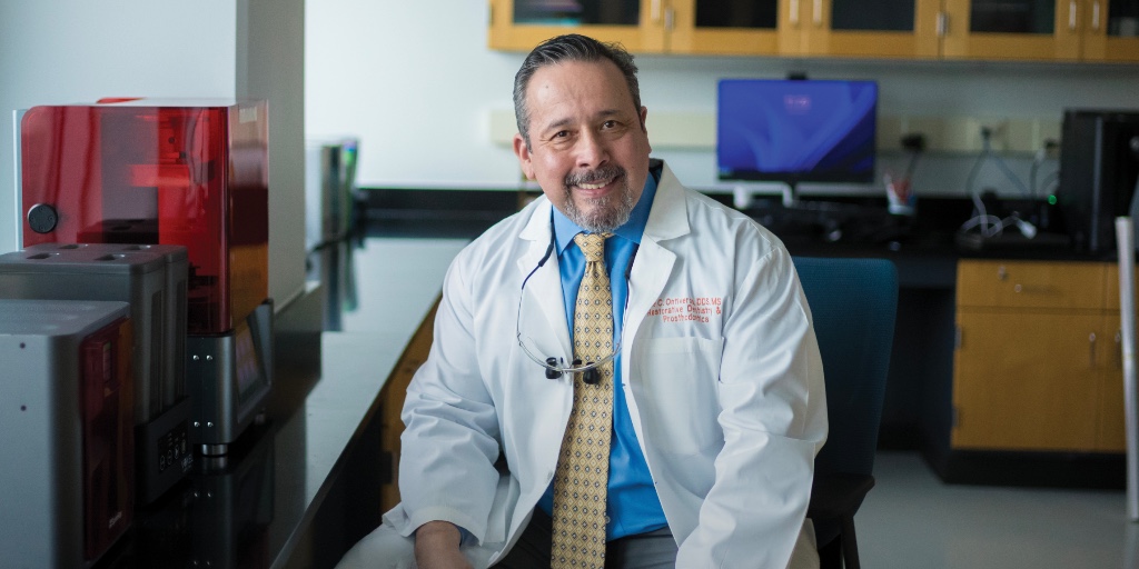 UTHealthHouston's tweet image. At @UTSDHouston, form meets function in esthetic dentistry. Joe C. Ontiveros, DDS, MS, leads research in biomaterials — from 3D-printed dentures to bone regeneration — while mentoring the next generation through a philosophy he calls “the Powers Way.” go.uth.edu/better-smiles