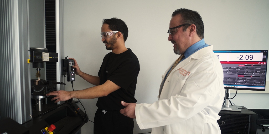 UTHealthHouston's tweet image. At @UTSDHouston, form meets function in esthetic dentistry. Joe C. Ontiveros, DDS, MS, leads research in biomaterials — from 3D-printed dentures to bone regeneration — while mentoring the next generation through a philosophy he calls “the Powers Way.” go.uth.edu/better-smiles