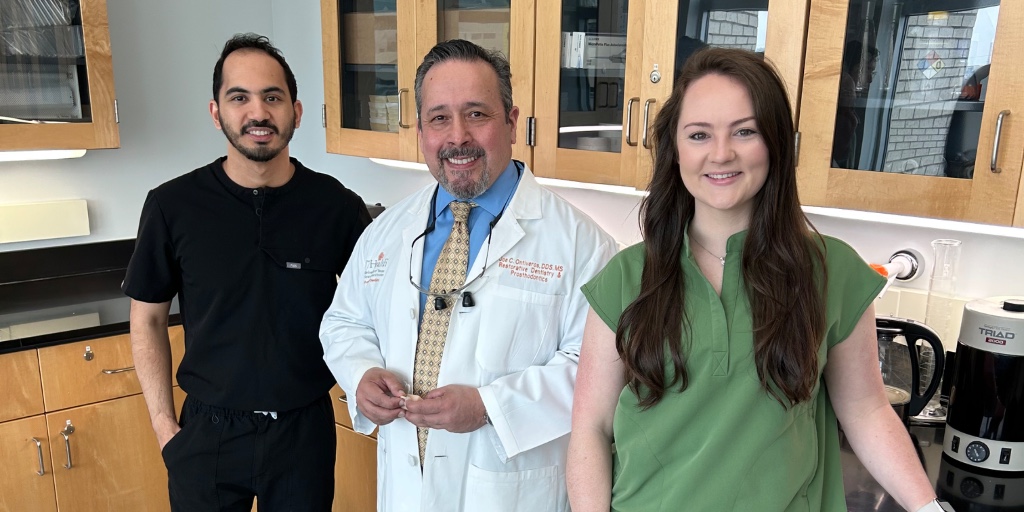 UTHealthHouston's tweet image. At @UTSDHouston, form meets function in esthetic dentistry. Joe C. Ontiveros, DDS, MS, leads research in biomaterials — from 3D-printed dentures to bone regeneration — while mentoring the next generation through a philosophy he calls “the Powers Way.” go.uth.edu/better-smiles