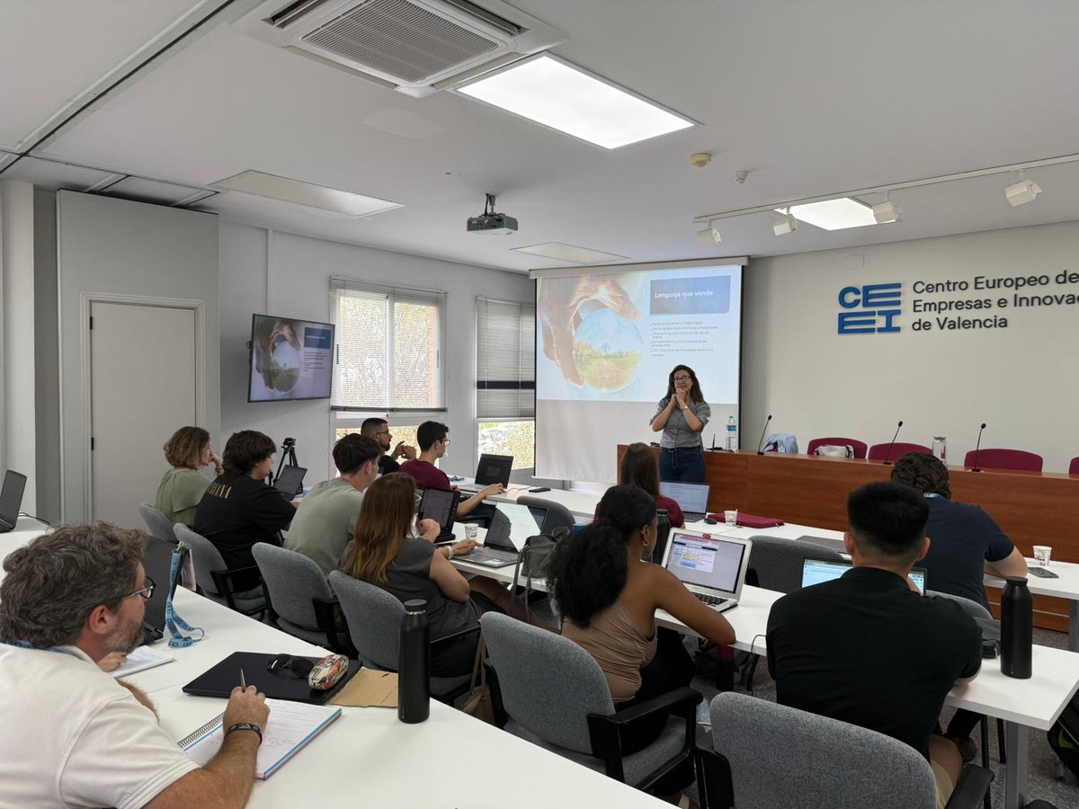 CEEI Valencia (@ceeivalencia) on Twitter photo 5⃣ El marketing y la comunicación también tuvieron su espacio:
Juan Enrique Montolio sentó las bases de una estrategia eficaz, mientras <a href="/TereDomenech/">Teresa Doménech</a> y <a href="/ealtaver/">Eva Altaver</a> ayudaron a reforzar el relato para comunicar de manera exitosa los diferentes proyectos. 5⃣ El marketing y la comunicación también tuvieron su espacio:
Juan Enrique Montolio sentó las bases de una estrategia eficaz, mientras <a href="/TereDomenech/">Teresa Doménech</a> y <a href="/ealtaver/">Eva Altaver</a> ayudaron a reforzar el relato para comunicar de manera exitosa los diferentes proyectos.