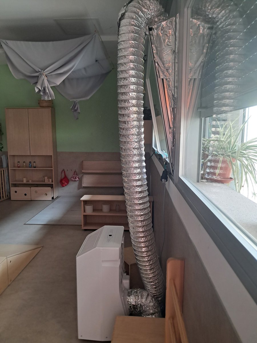 anitamarcos's tweet photo. Esta es la situación de la Escuela Infantil Margarita Salas, en el distrito Retiro de Madrid. Los niños, las niñas, los bebés y las maestras llevan así semanas. No les arreglan el aire acondicionado ni los toldos @RitaMaestre @MADRID @PSOEMadridAyto @MasMadrid__ @AVRetiroNorte https://t.co/DRG8NGclbf