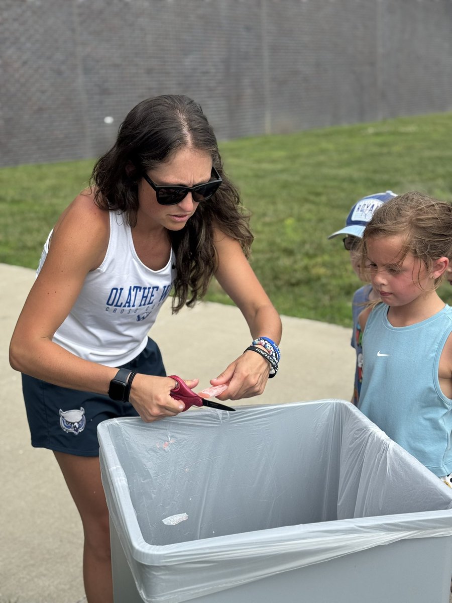 owlxc's tweet image. Everyone’s favorite person at XC Camp!!! THE POPSICLE LADY!!!!! 🤩💙 @Macycarbajo is the real MVP!!!
