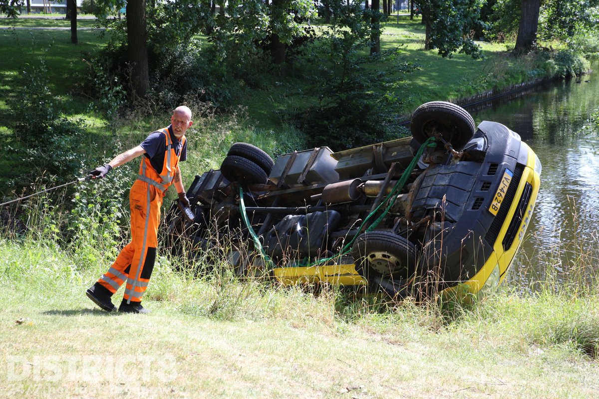 Auto met waterbak uit water gehaald in Rijswijk