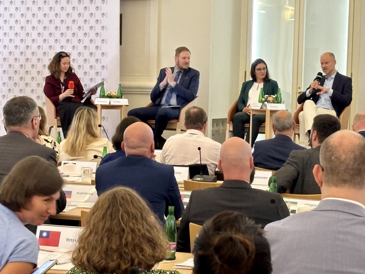 Svaz průmyslu a dopravy ČR (@svazprumyslu) on Twitter photo Na <a href="/mzvcr/">Ministerstvo zahraničních věcí</a> dnes odstartoval týden s ekonomickými diplomaty. <a href="/R_Spicar_SP_CR/">Radek Špicar</a> v diskuzi připomněl, že česká diplomacie má skvělé lidi i výsledky, ale málo prostředků, aby mohla realizovat aktivity na podporu českého exportu. Na <a href="/mzvcr/">Ministerstvo zahraničních věcí</a> dnes odstartoval týden s ekonomickými diplomaty. <a href="/R_Spicar_SP_CR/">Radek Špicar</a> v diskuzi připomněl, že česká diplomacie má skvělé lidi i výsledky, ale málo prostředků, aby mohla realizovat aktivity na podporu českého exportu.