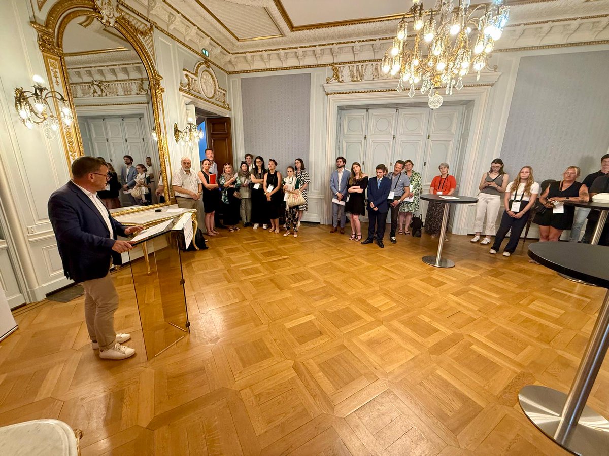 Aujourd'hui a eu lieu la cérémonie de remise des bourses de l'association "De l'Alsace Aux Grandes Écoles" au rectorat.
Ce sont 4 élèves de terminale de l'<a href="/acstrasbourg/">Académie Strasbourg</a> qui ont reçu un soutien concret pour franchir les barrières sociales ou géographiques vers les grandes écoles.