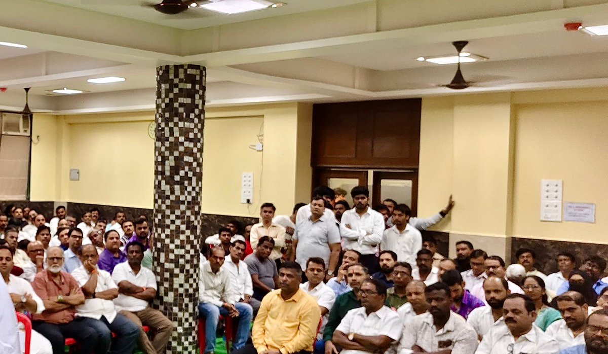 advanilparab's tweet image. वर्सोवा येथे पदाधिकारी मार्गदर्शन सभा आयोजित करण्यात आली होती. यावेळी उपस्थितांना मार्गदर्शन केले. याप्रसंगी शिवसेना उपनेते श्री. विश्वनाथ नेरुरकर जी, वर्सोवा येथील सर्व शिवसेना महिला व पुरुष पदाधिकारी उपस्थित होते.

#ShivsenaUBT #वर्सोवा #Versova #Mumbai #पदाधिकारीसभा #anilparab