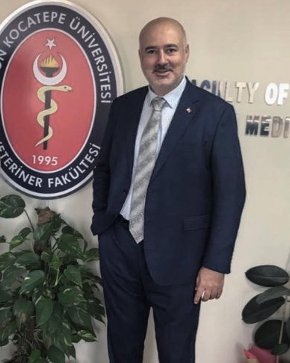 İbrahim Kaya (@ibrhmkaayaa) on Twitter photo Afyon Kocatepe Üniversitesi Veteriner Fakültesi’nin dekanı <a href="/trncvlk/">Prof. Dr. Turan Civelek</a>;
Avcılık derneklerine üye olan, parmak kadar kuşları avlayan ve bundan zevk aldığını herkese anlatan kendini bilmez bir herif!
“Hekimlik” etiğine göre avcılarla mücadele etmesi gereken bu herif, geleceğin Afyon Kocatepe Üniversitesi Veteriner Fakültesi’nin dekanı <a href="/trncvlk/">Prof. Dr. Turan Civelek</a>;
Avcılık derneklerine üye olan, parmak kadar kuşları avlayan ve bundan zevk aldığını herkese anlatan kendini bilmez bir herif!
“Hekimlik” etiğine göre avcılarla mücadele etmesi gereken bu herif, geleceğin