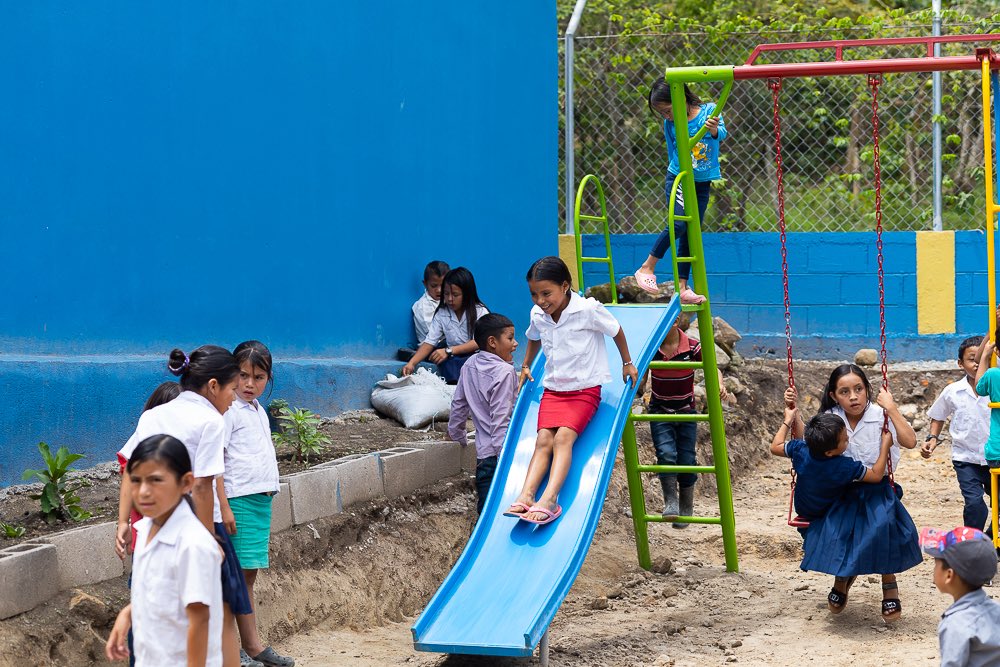 RamiroOcasio's tweet image. Hace dos fines de semana inauguramos otra escuela en Honduras!! Esta vez, la Escuela Benigno Pérez en Esquingual, La Iguala, Lempira. Cuenta con 6 aulas, 4 sanitarios, pupitres, zapatos, mochilas, útiles, pizarras, juegos, pozo séptico, cerca perimetral y más. Gracias a la…