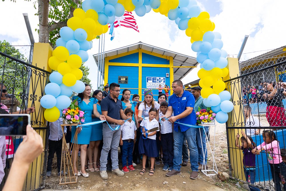 RamiroOcasio's tweet image. Hace dos fines de semana inauguramos otra escuela en Honduras!! Esta vez, la Escuela Benigno Pérez en Esquingual, La Iguala, Lempira. Cuenta con 6 aulas, 4 sanitarios, pupitres, zapatos, mochilas, útiles, pizarras, juegos, pozo séptico, cerca perimetral y más. Gracias a la…