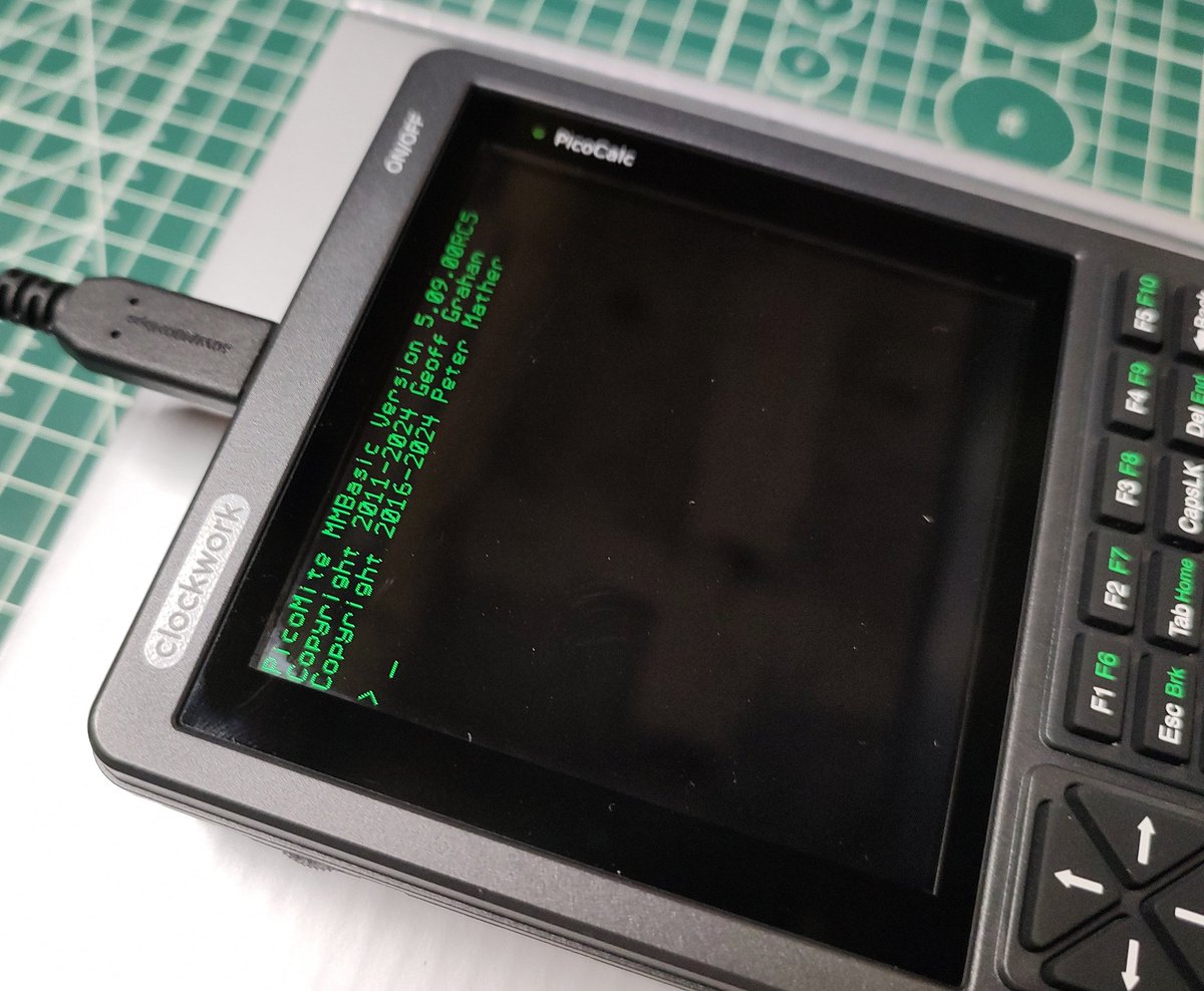 vaclavblaschke's tweet image. Koupil jsem si nový mobil, měl jsem takovou radost, že jsem konečně našel něco s HW klávesnicí. Ale je v tom nějaký divný operační systém, po zapnutí na mě bliká příkazová řádka. Neví někdo, co s tím? Jak tam dostanu Play Store? 🤷♂️
#DnesniPosta @rpishop_cz