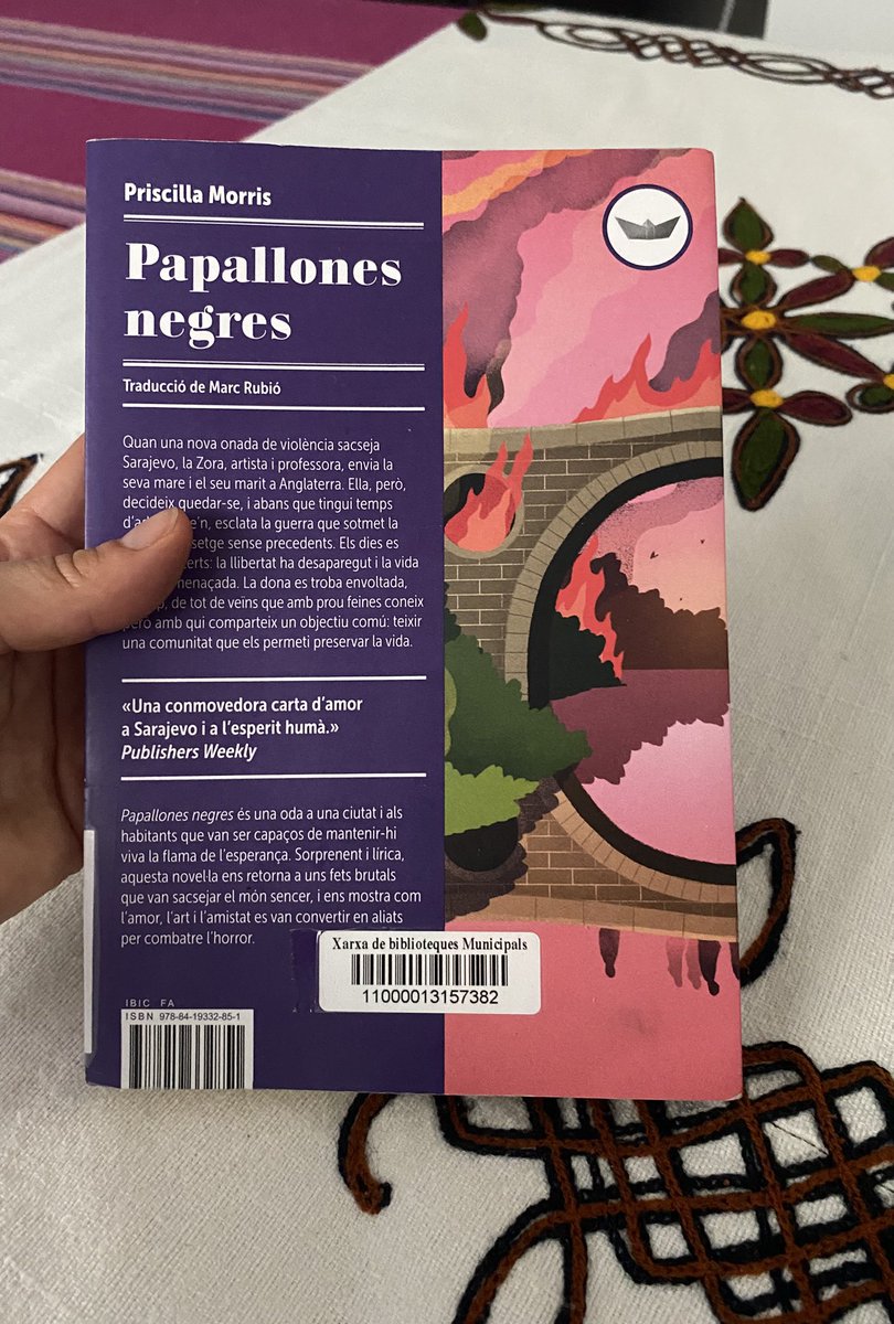 📚Del viatge a Bòsnia —ja fa un piló d’anys—, en recordo la tristor que vaig sentir en veure l’esquelet del que havia estat la Biblioteca Nacional. 

La Zora m’hi ha fet tornar 🖤