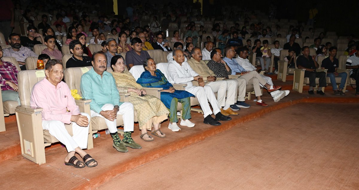 जादूगरी केवल मनोरंजन नहीं, एक प्राचीन और आकर्षक कला है जो पीढ़ियों से लोगों को आश्चर्यचकित करती आ रही है। 

आज जयपुर के बिरला ऑडिटोरियम में प्रसिद्ध जादूगर श्री ओपी शर्मा का शो देखा। बच्चों से लेकर बुजुर्गों तक सभी मंत्रमुग्ध नजर आए। 

इस कला को प्रोत्साहन और संरक्षण मिलना चाहिए