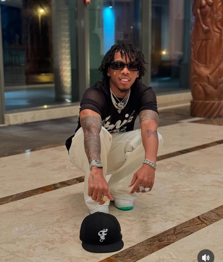 Umwami w'umuziki kwisi 
Niwe muhanzi mwiza isi yagize 
Niwe muhanzi mwiza isi ifite
Niwe muhanzi mwiza isi izagira
Niba ubihakana ufite ikibazo!