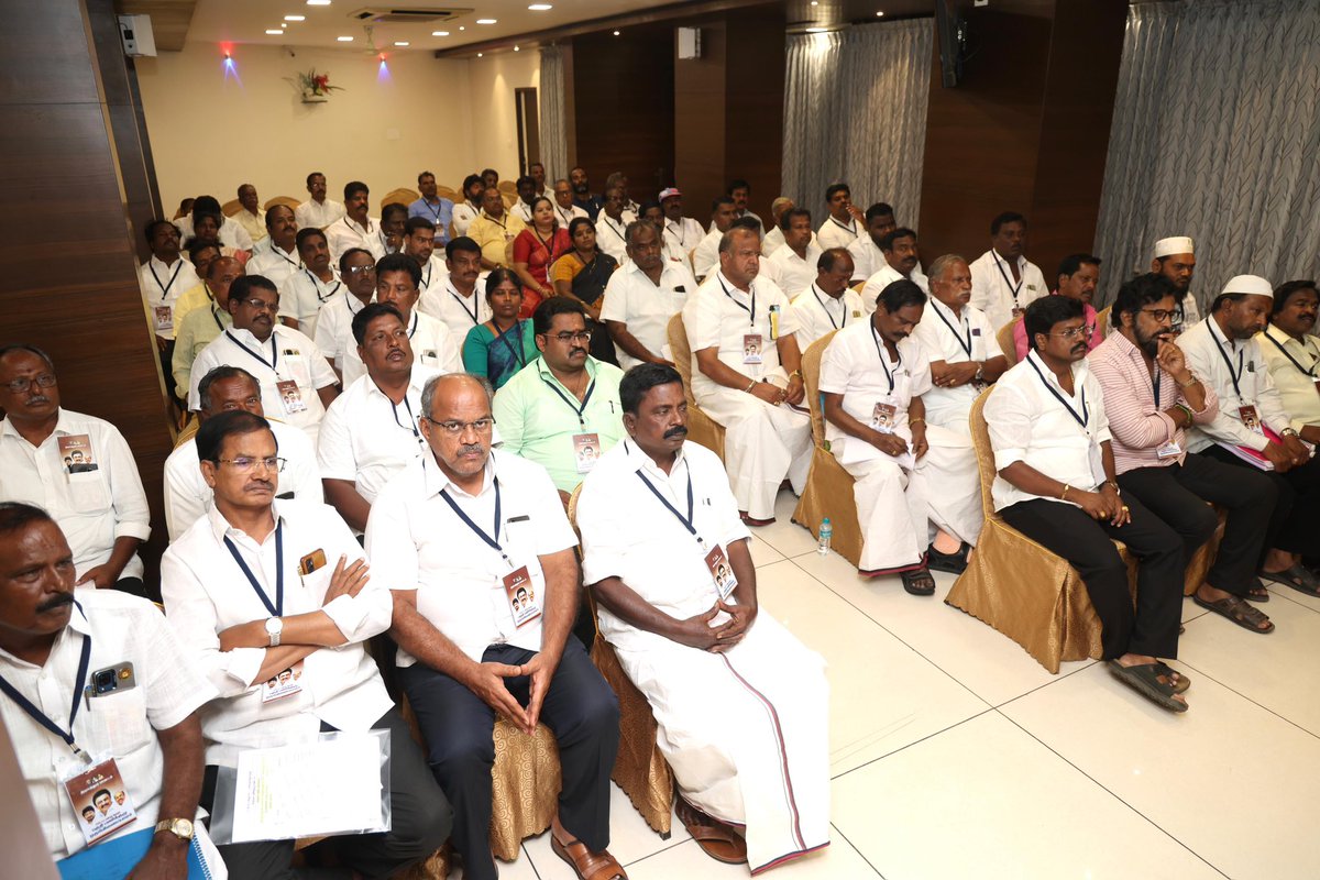 தமிழ்நாடு பொதுப்பணித்துறை நெடுஞ்சாலைத்துறை அமைச்சர் மண்டல பொறுப்பாளர் மாண்புமிகு ஐயா *எ.வ.வேலு* அவர்கள் 

திருப்பத்தூர் மாவட்ட தேர்தல் பணிக்குழு ஒருங்கிணைப்பாளர்கள் ஆலோசனை கூட்டத்தில் கலந்துக்கொண்டு தேர்தல் பணிகள் குறித்து பல்வேறு ஆலோசனைகளை வழங்கினார்.