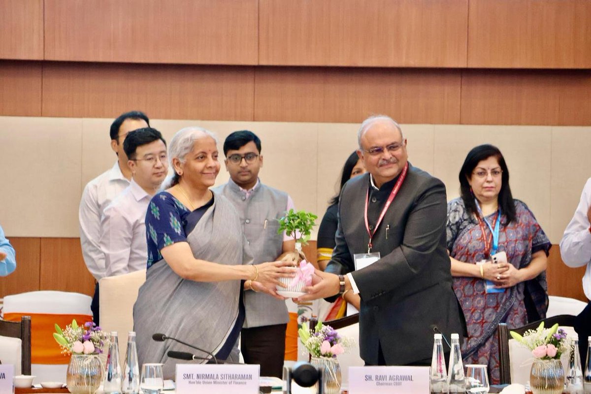 airnewsalerts's tweet image. Delhi: Union Minister for Finance and Corporate Affairs @nsitharaman chaired a conclave with Pr. Chief Commissioners and Pr. Directors General Income Tax, emphasizing critical reforms &amp;amp; taxpayer-centric initiatives.

The meeting focused on the key areas of:

🔷Taxpayer services &amp;amp;…