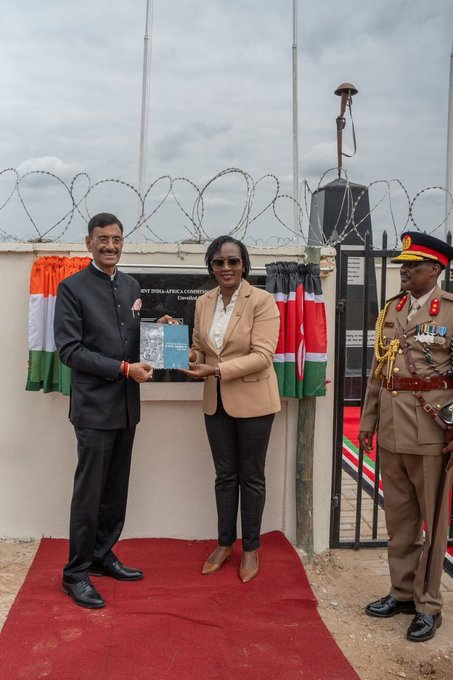 AIRNewsHindi's tweet image. रक्षा राज्य मंत्री @SethSanjayMP और केन्या की रक्षा कैबिनेट सचिव रोज़लिंडा सोइपन तुया ने माइल 27, ताइता तवेता में भारतीय और अफ्रीकी #WorldWarI सैनिकों के सम्मान में भारत-अफ्रीका स्मारक स्तंभ का अनावरण किया।