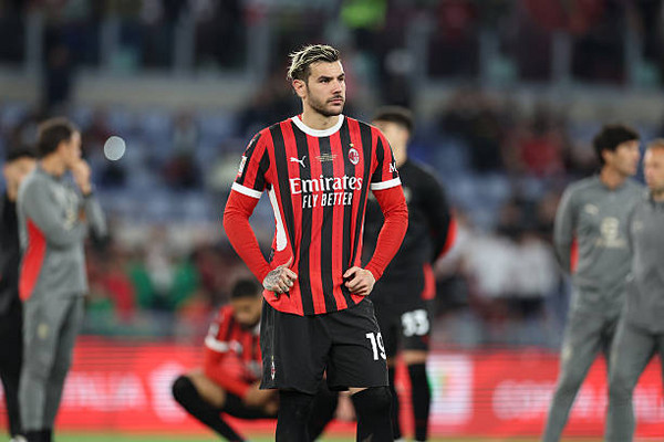 LAROMA24's tweet image. 🚨🚨 L'#AlHilal ha finalmente convinto Theo #Hernandez che è dunque pronto a lasciare il #Milan 

❌ Destinata a saltare, quindi, la trattativa con l'#ASRoma per #Angelino ▶️ tinyurl.com/mr42etkn

[@FabrizioRomano]