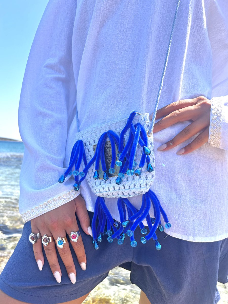 onauratoutvu_gr's tweet image. ☀️ New in Naoussa!
Discover our latest Onauratoutvu clutches, now in white, blue &amp;amp; more.

🤍 Styled with knotted shirts, linen dresses &amp;amp; summer sunnies
💍 Don’t miss our iconic eye rings too!

Available now in-store🇬🇷

#Onauratoutvu #NaoussaStyle #SummerDrop