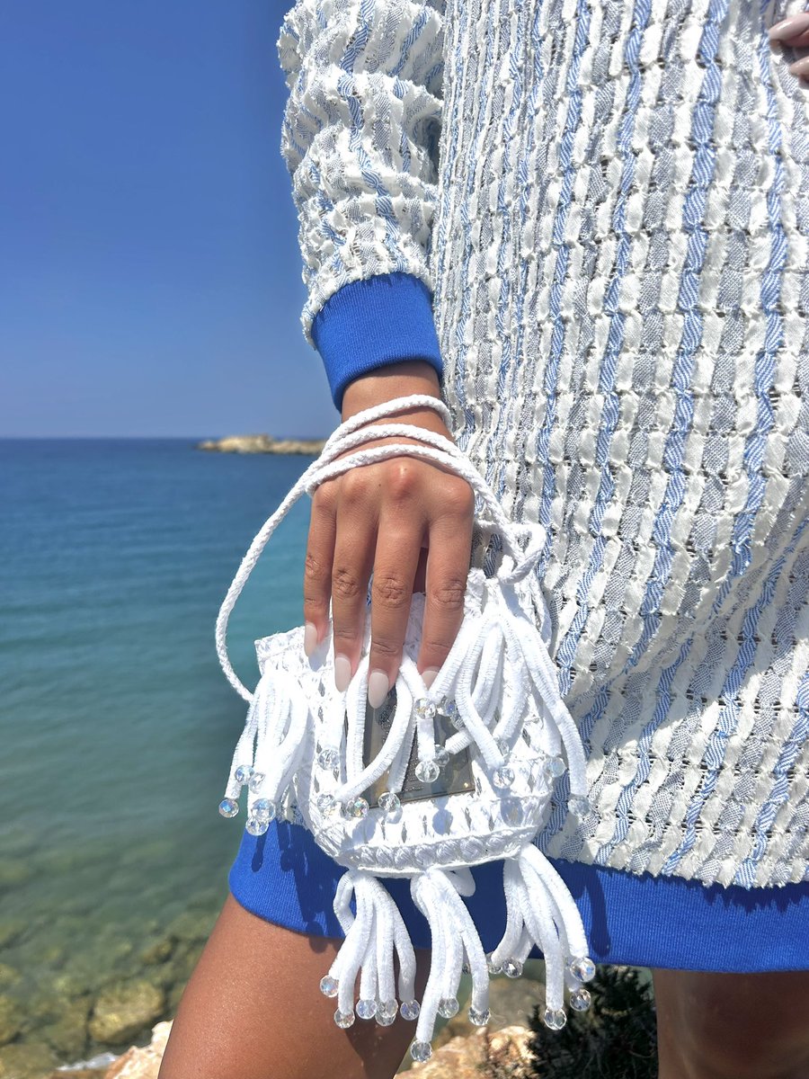 onauratoutvu_gr's tweet image. ☀️ New in Naoussa!
Discover our latest Onauratoutvu clutches, now in white, blue &amp;amp; more.

🤍 Styled with knotted shirts, linen dresses &amp;amp; summer sunnies
💍 Don’t miss our iconic eye rings too!

Available now in-store🇬🇷

#Onauratoutvu #NaoussaStyle #SummerDrop