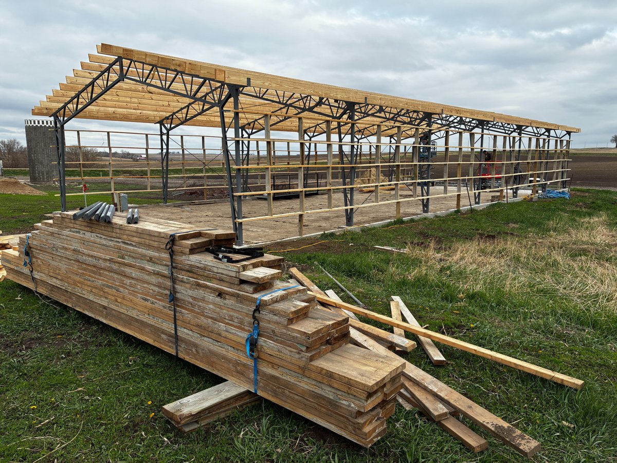 KodeationsTV's tweet image. Happy Monday! I am tired! 🥱 Coming off another long weekend... In case you don't know, Me, my 4 in-laws have been building this 36'x90' building! #carpenter