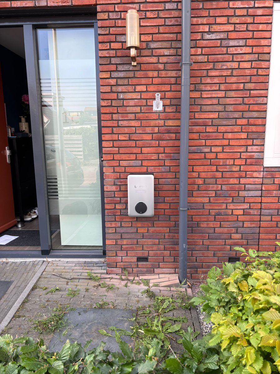 SunCharged_NL's tweet image. Vandaag weer negatieve stroomprijzen op een maandag! Veel van onze klanten hebben vandaag goedkoop hun #EV kunnen laden. Deze @Enphase IQ 2 lader hebben we afgelopen donderdag geïnstalleerd! 

Bekijk hier de prijzen van vandaag:
suncharged.nl/stroomprijzen

#Dynamisch #Stroom #Groen