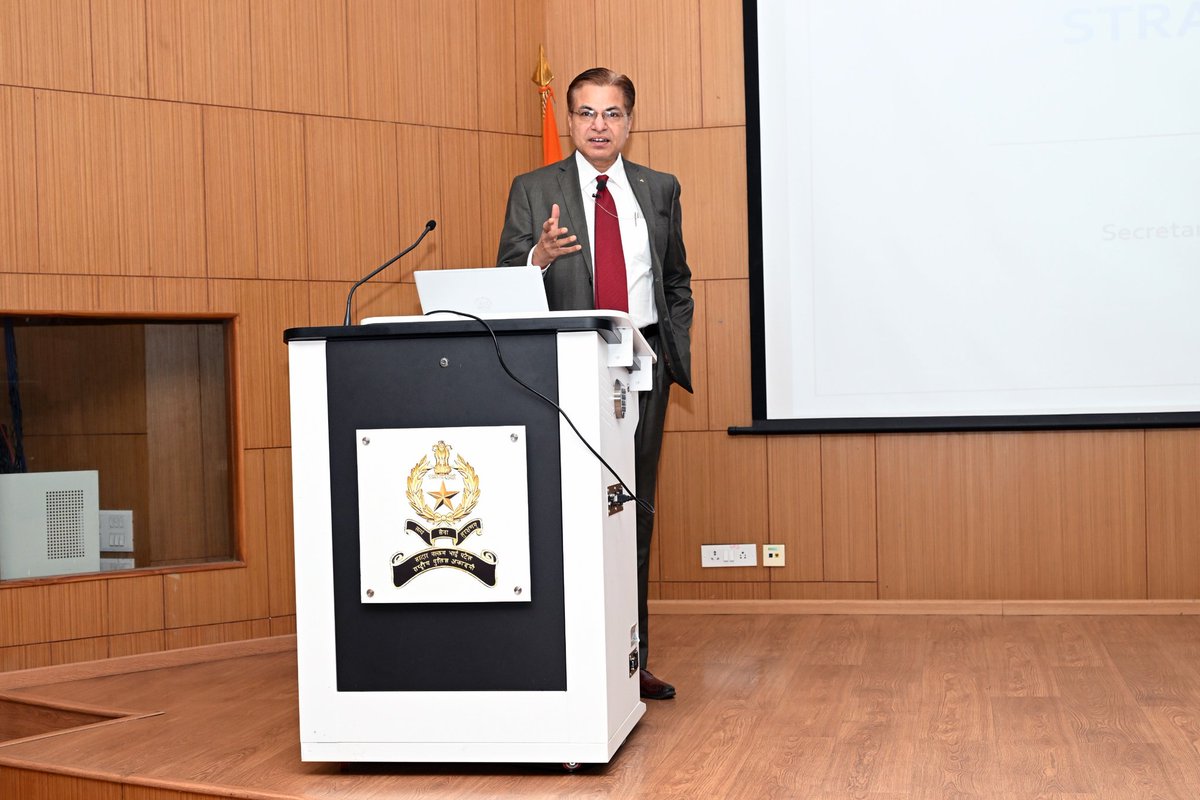 Taking a session on "Border Management" at the Sardar Vallabhbhai Patel National Police Academy (SVPNPA), Hyderabad. It was really good to interact with the participating police officers on matters concerning border security and management. 

#MHA #svpnpa #DoBM #BorderManagement