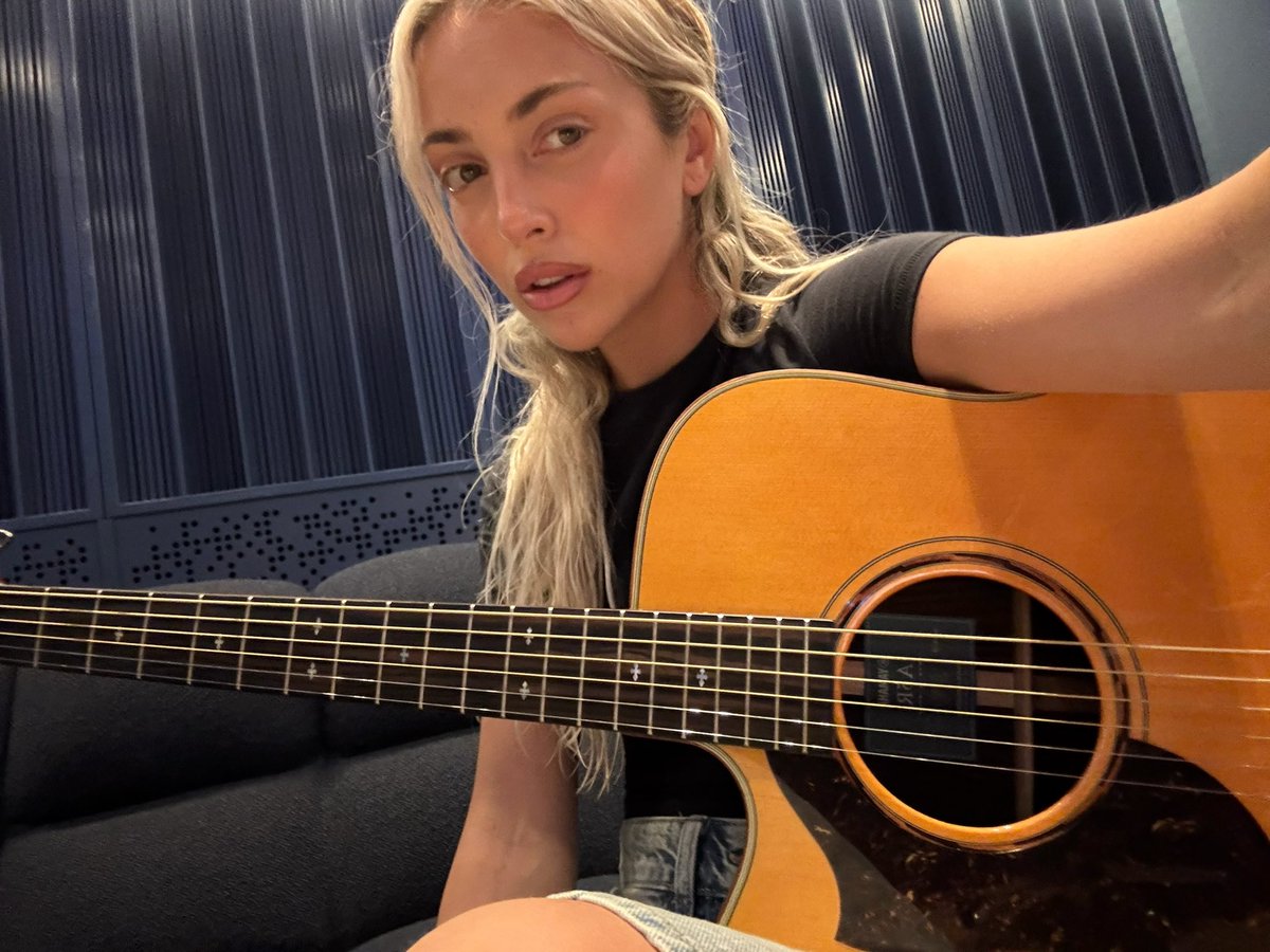 Ana Mena (@anamenamusic) on Twitter photo 