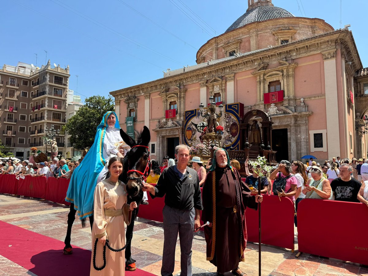 macacli's tweet photo. @mjosecatala Gran día del corpus ayer y gracias a Vicente Puchol x traer una mula  tan dócil y x poner los medios para q no se resbalara. https://t.co/pbpbAEKRVf