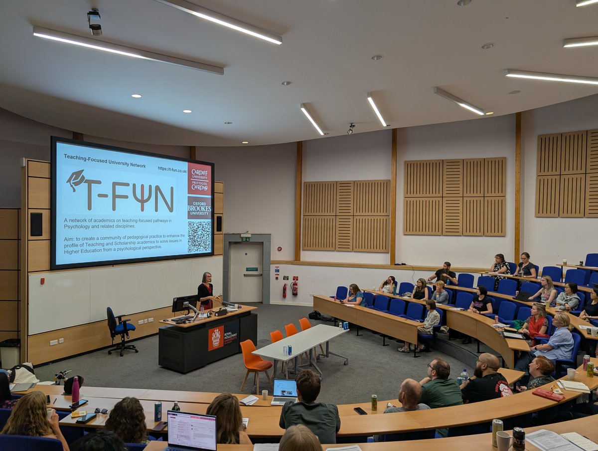 BPS_DARTP's tweet image. Our first keynote is Prof Louise Taylor, who is speaking about the power of collaborative teaching networks in connecting psychology educators. Great analogy - we should all "be a bee" and share our knowledge, experiences, and expertise with each other! 🐝 #dartp2025
