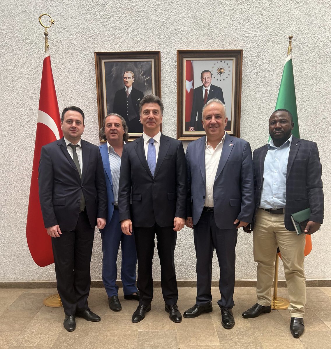 Zambiya’yı ziyaret etmekte olan RAFF Military Textile heyeti Büyükelçiliğimizi ziyaret etti.
🇹🇷
The RAFF Military Textile delegation, currently visiting Zambia, paid a visit to our Embassy.