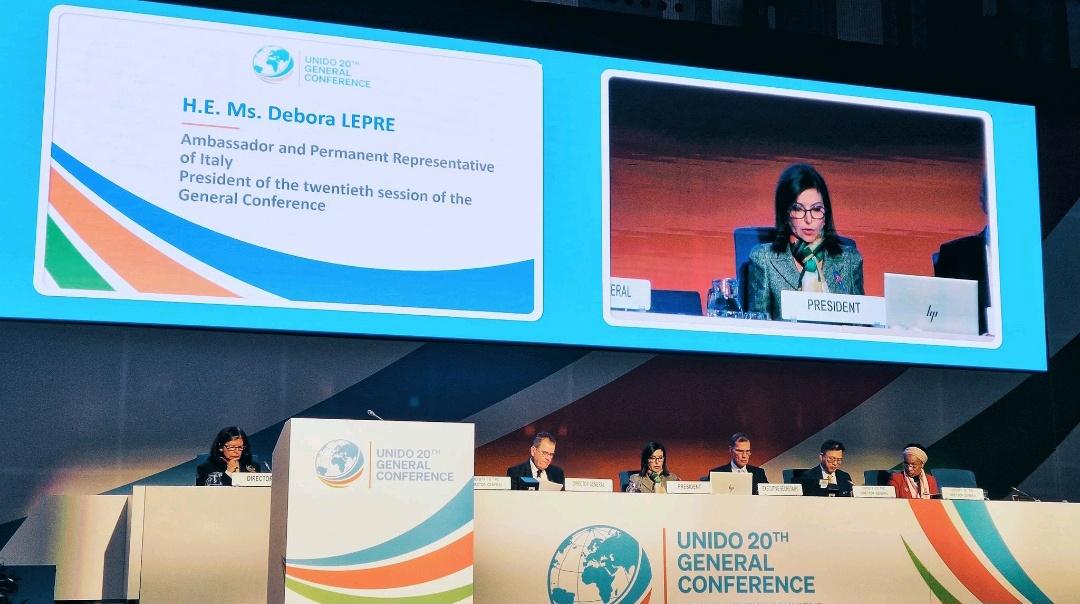 🌍✨ Il volto delle #DonneInDiplomazia
📍 Vienna. Debora Lepre è eletta Presidente della Conferenza Generale UNIDO. In prima linea per l’uguaglianza di genere e il multilateralismo come Rappresentante Permanente d’Italia.
#WomenInDiplomacy #DID #UNIDO #Vienna #MAECI #Multilateral