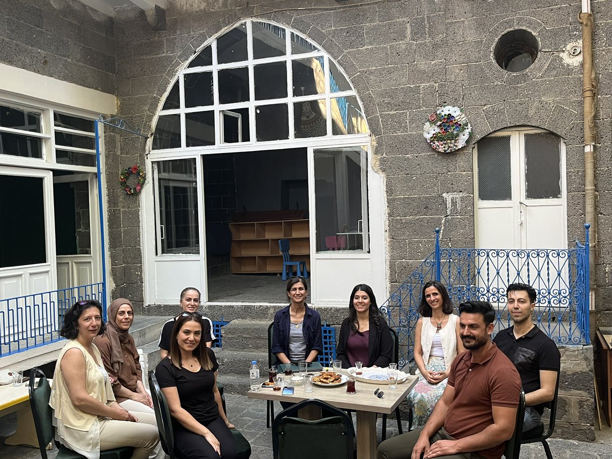 Bugün Diyarbakır’da Çocuklar İçin Adalet Derneği, Çocukça Derneği ve Rengarenk Umutlar Derneği ile Barış, Çatışma ve Savaş süreçlerinde çocuk olmaya ilişkin ziyaretlerde bulunduk ve 29 Haziranda Diyarbakır’da gerçekleştireceğimiz konferansa davet ettik.
<a href="/BeritanGns/">Beritan Güneş</a>