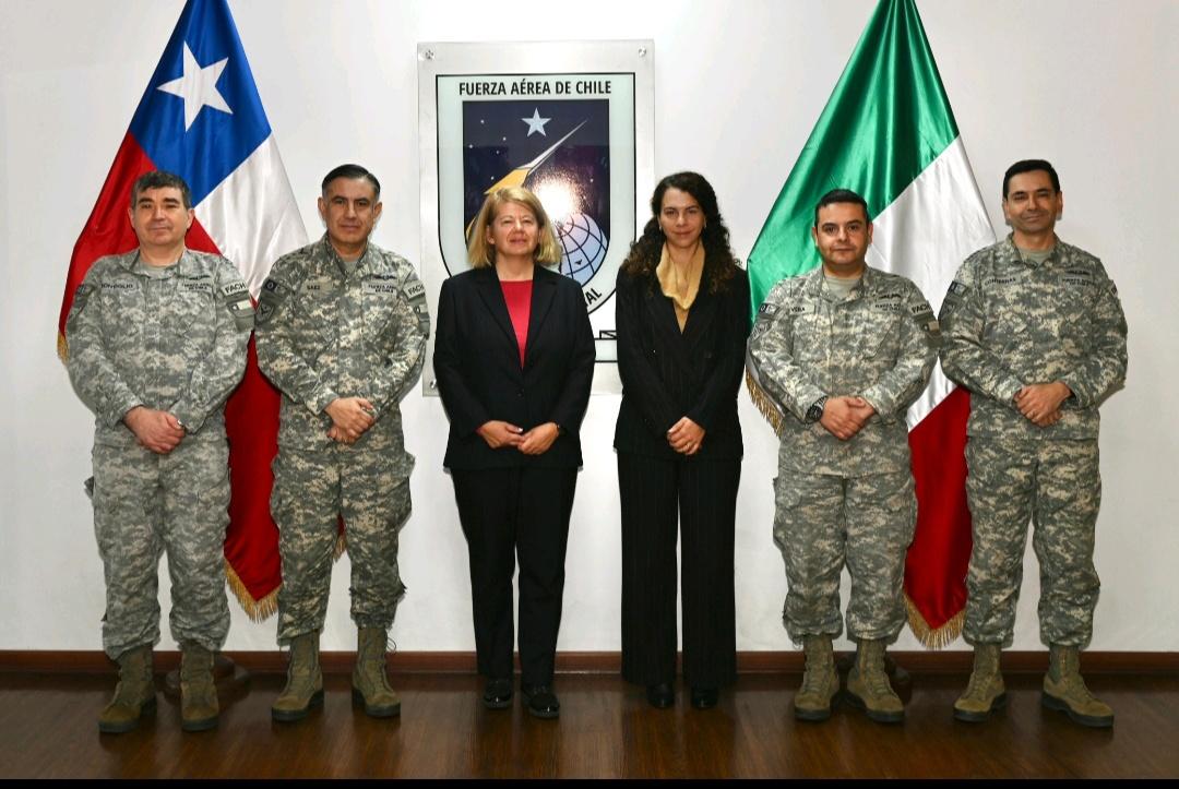 🌍✨ Il volto delle #DonneInDiplomazia
📍 Santiago del Cile. Althea Cenciarelli, prima segretaria, partecipa con l’ambasciatrice Biagiotti a un incontro con la Forza Aerea cilena. Diplomazia e difesa nel segno della collaborazione.
#WomenInDiplomacy #DID #Cile #Difesa #MAECI