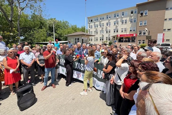BursatarM's tweet image. İhanet Yasasına "Hayır" demek için basın açıklamasına katıldık. Ormanlarımızı, suyumuzu, topraklarımızı ve zeytinlerimizi koruma mücadelemiz devam edecek. Yaşasın örgütlü mücadelemiz ✊️ Yaşasın @KESK1995 Yaşasın @TARIM_ORKAM_SEN