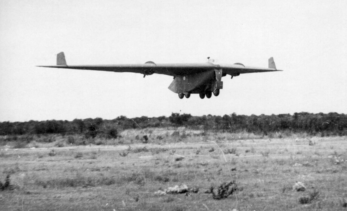 I. Ae. 38 "Naranjero" construído en la Fábrica Militar de Aviones en Córdoba. El proyecto inició en 1950 y se terminó en 1960. Diseño y proyecto de los hermanos Walter y Reimar Horten.
