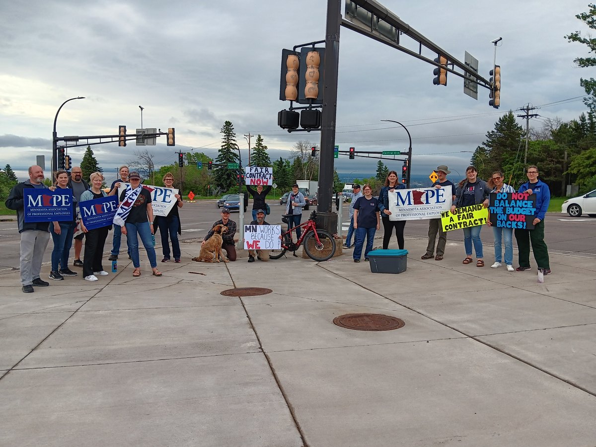 MAPEunion's tweet photo. Push Week Rally in Duluth this morning! 
Fair Contract Now!
The State Works because WE DO!
DO NOT Balance the Budget on OUR Backs! https://t.co/5btWjFhunG