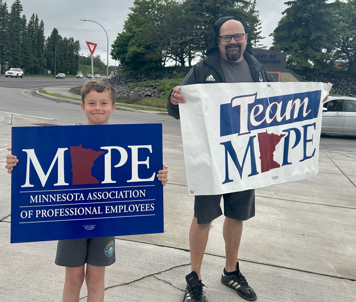 MAPEunion's tweet photo. Push Week Rally in Duluth this morning! 
Fair Contract Now!
The State Works because WE DO!
DO NOT Balance the Budget on OUR Backs! https://t.co/5btWjFhunG