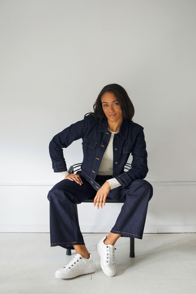 jambufootwear's tweet image. Looks this good shouldn’t be this comfortable… but here we are. Meet the Chloe — easy on, easy everywhere. Now just $49.99 (for a limited time). Shop now at l8r.it/VBUa

#StepIntoChloe #JambuStyle #SummerSneakers #SneakerSale #ComfyAndCute #StyleOnTheGo #Comfort