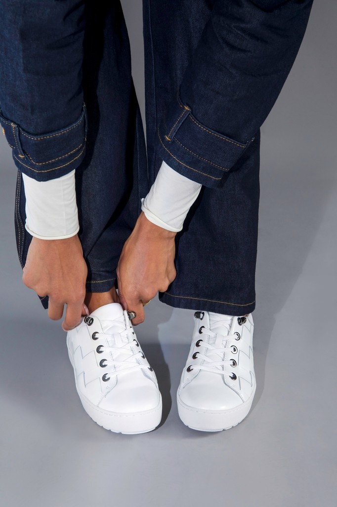 jambufootwear's tweet image. Looks this good shouldn’t be this comfortable… but here we are. Meet the Chloe — easy on, easy everywhere. Now just $49.99 (for a limited time). Shop now at l8r.it/VBUa

#StepIntoChloe #JambuStyle #SummerSneakers #SneakerSale #ComfyAndCute #StyleOnTheGo #Comfort