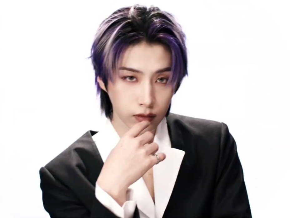 hourly_xion's tweet photo. ‘X’ MV TEASER 1💜🌌

#시온 #XION #원어스 @official_ONEUS https://t.co/ngTARsW9sQ