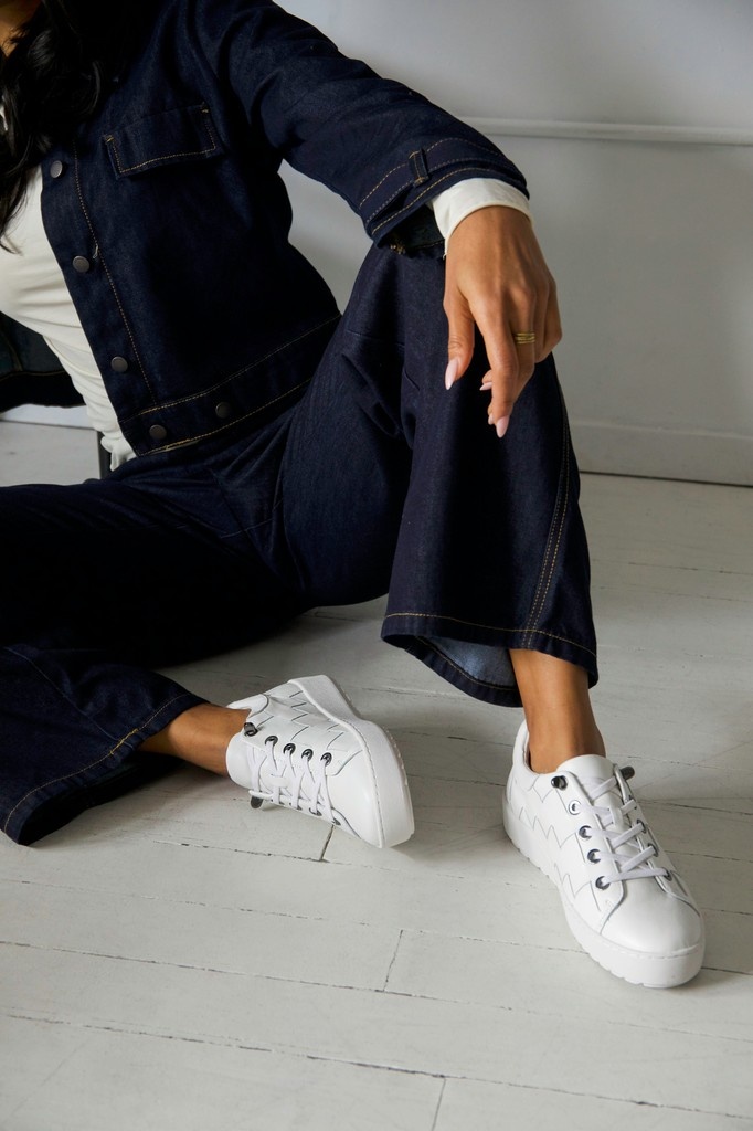 jambufootwear's tweet image. Looks this good shouldn’t be this comfortable… but here we are. Meet the Chloe — easy on, easy everywhere. Now just $49.99 (for a limited time). Shop now at l8r.it/VBUa

#StepIntoChloe #JambuStyle #SummerSneakers #SneakerSale #ComfyAndCute #StyleOnTheGo #Comfort